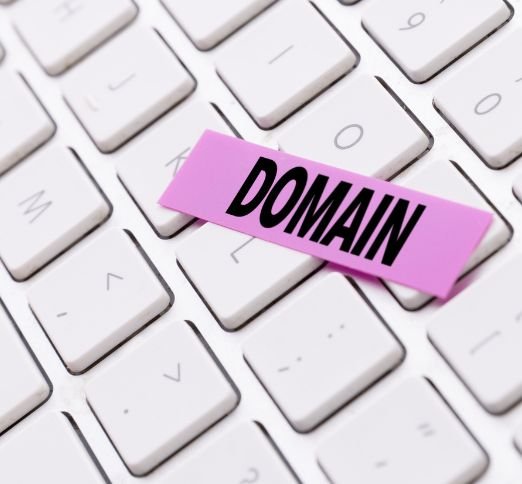 Un clavier avec le mot "domaine" écrit sur une feuille.