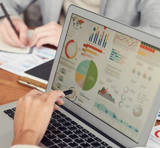 Personne analysant des données web affichées sur l'interface d'un laptop