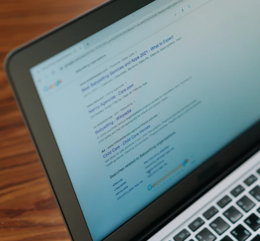 Interface d'un laptop affichant les résultats de recherchVue d'une interface d'ordinateur qui présente les résultats de recherche