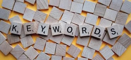 Petits carrés en bois portant le mot 'keyword'
