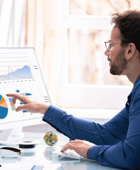 Expert en agence web Analytics analysant les données d'un site pour optimiser sa performance.
