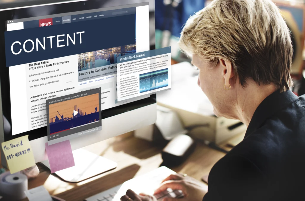 Modérateur de contenu : Qualités, rôle et formations pour devenir modérateur 1 media journalism global daily news content concept