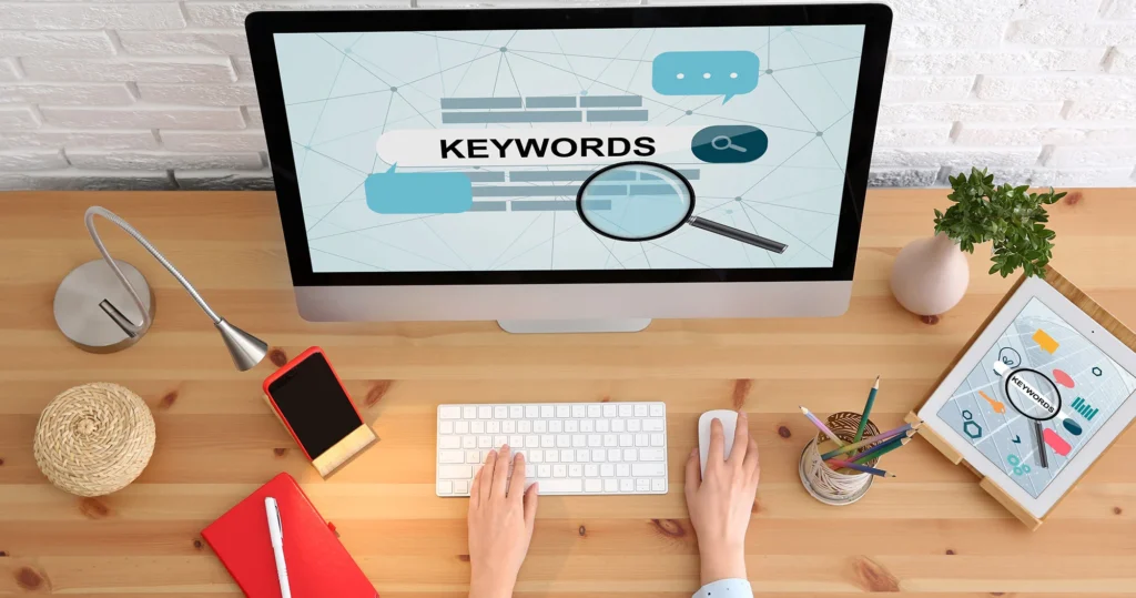 Personne devant un laptop avec 'Keywords' à l'écran