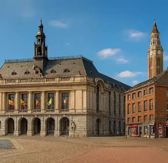 Vue d'ensemble de la place Charles II à Charleroi, mettant en valeur l'Hôtel de Ville néoclassique et le haut beffroi sous un ciel bleu clair.
