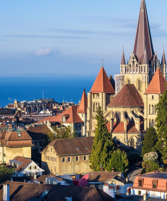 Vue sur la cathédrale gothique de Lausanne, un monument historique majeur souvent mis en avant par une agence SEO Lausanne, dominant les toits de la vieille ville.