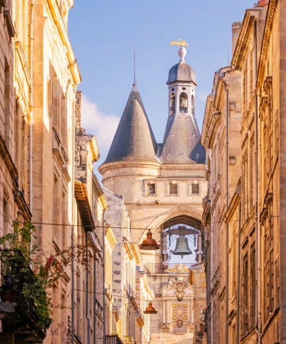 Vue en hauteur de la cathédrale gothique Saint-André de Bordeaux, un monument emblématique de la ville souvent mis en avant par une agence SEO Bordeaux, avec ses deux flèches imposantes se détachant sur un ciel nuageux.