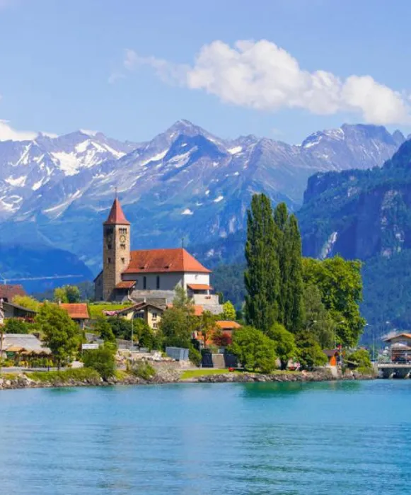 Un village pittoresque au bord du lac de Brienz, un paysage de carte postale souvent optimisé par une agence SEO Suisse, face aux montagnes majestueuses.