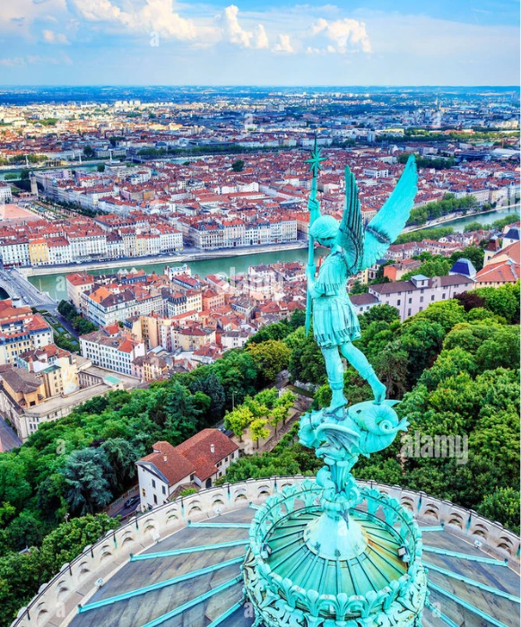 Vue aérienne verticale de la statue en bronze turquoise de l'archange Michel au sommet du dôme de Notre-Dame de Fourvière, dominant la ville de Lyon.