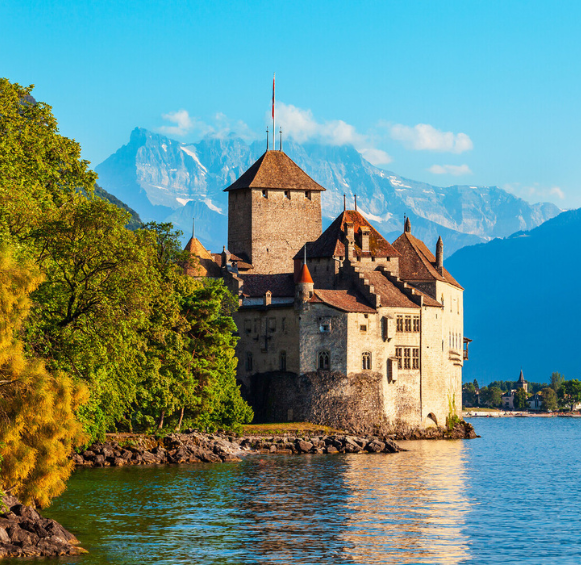 Le château médiéval de Chillon au bord du lac Léman près de Montreux, avec en toile de fond d'imposantes montagnes enneigées.