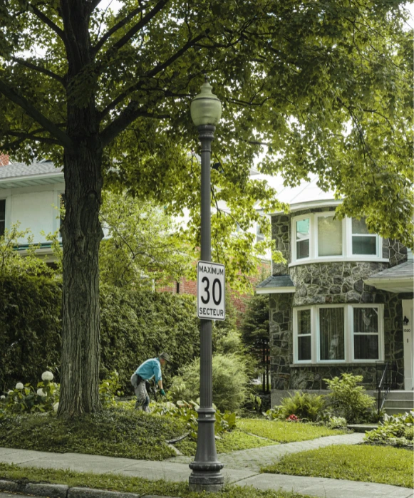 Une rue résidentielle paisible à Laval, un secteur clé pour une agence SEO Laval, montrant une architecture locale typique et un environnement verdoyant.