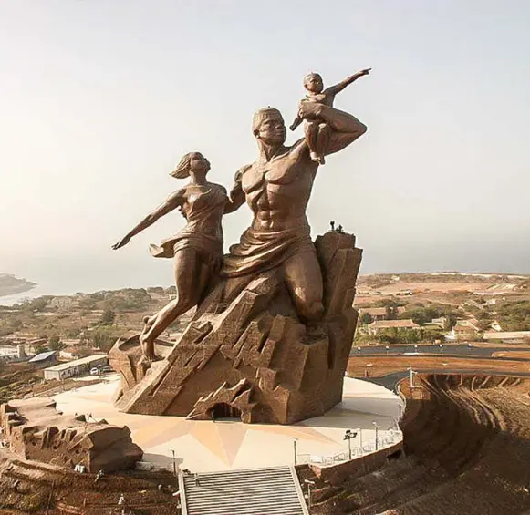 Une vue imprenable sur le Monument de la Renaissance Africaine à Dakar, un symbole de dynamisme pour toute agence SEO Sénégal cherchant à faire rayonner les entreprises locales sur le web.