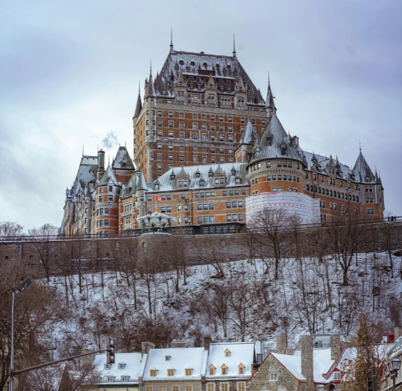 Une vue spectaculaire du Château Frontenac à la tombée de la nuit, un monument iconique dont la visibilité en ligne est un défi passionnant pour une agence SEO Québec.