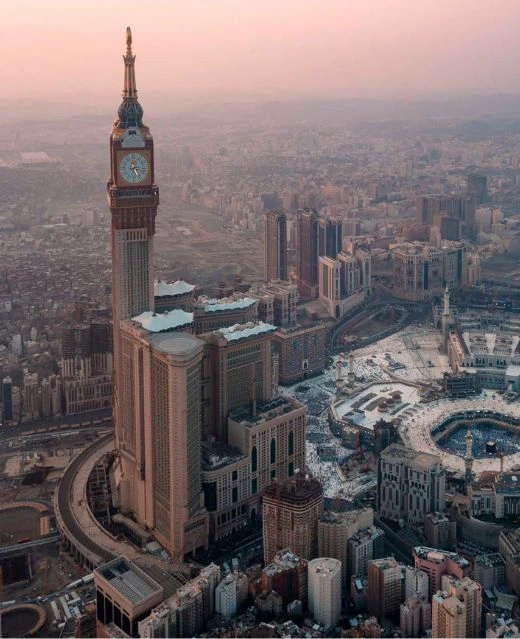 Vue aérienne de l'immense tour horloge Abraj Al Bait à La Mecque.