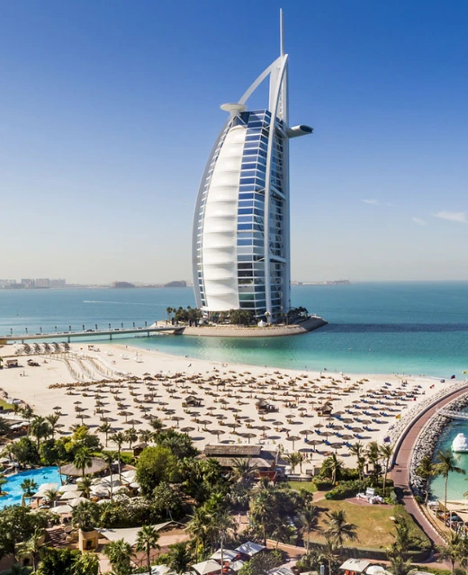 Vue panoramique de l'emblématique hôtel Burj Al Arab et sa plage à Dubaï.