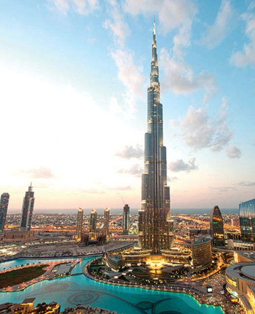 La majestueuse tour Burj Khalifa illuminée au cœur de la ville de Dubaï.