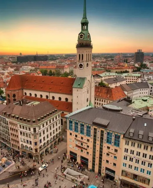Vue aérienne du clocher de l'église Saint-Pierre dominant les toits de Munich.