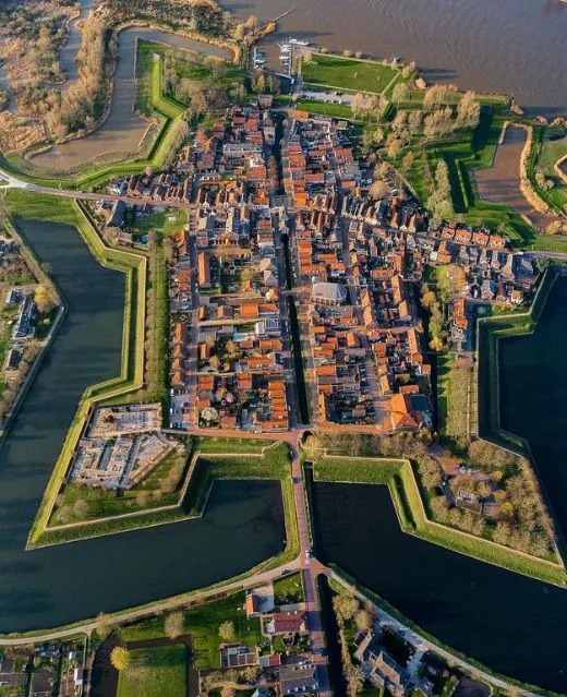 Vue aérienne de la ville fortifiée historique de Willemstad aux Pays-Bas.