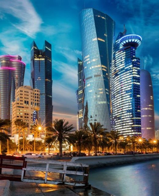 Vue de la skyline de Doha et ses gratte-ciels modernes le long de la corniche.