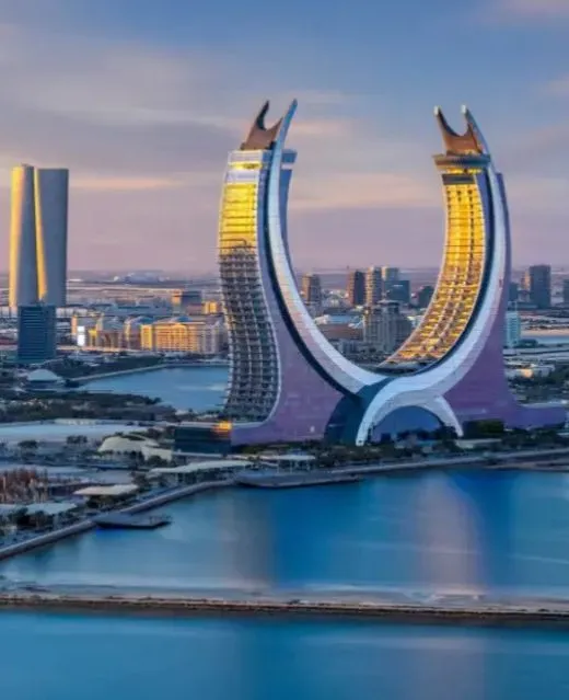 Architecture distinctive en forme d'arc des Katara Towers à Lusail.