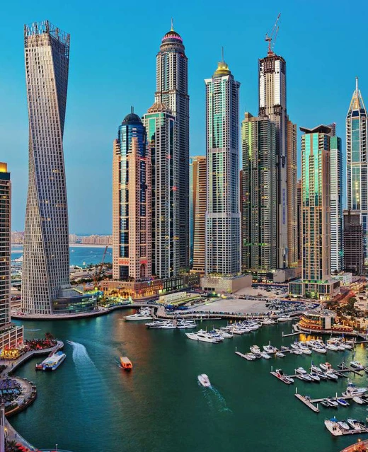 Gratte-ciels modernes et bateaux de luxe dans le quartier de la marina.
