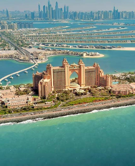 Vue aérienne du luxueux complexe Atlantis The Palm sur l'île artificielle.