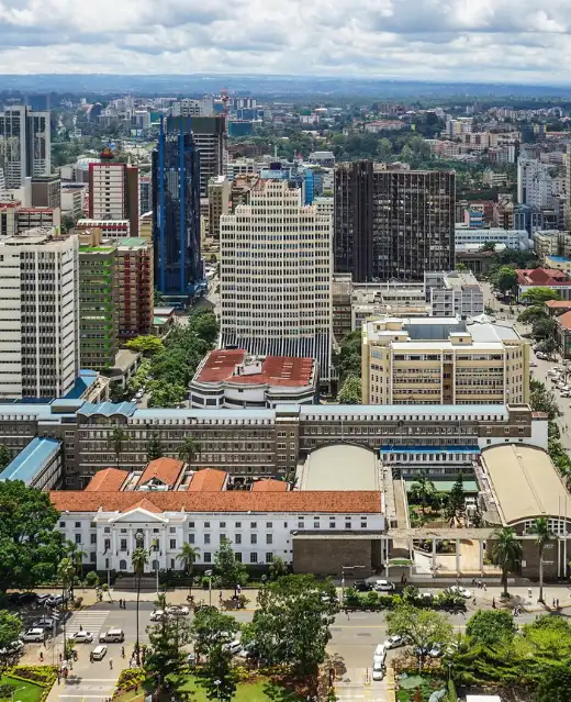 Vue aérienne plongeante sur les gratte-ciels et l'animation du centre-ville de Nairobi.
