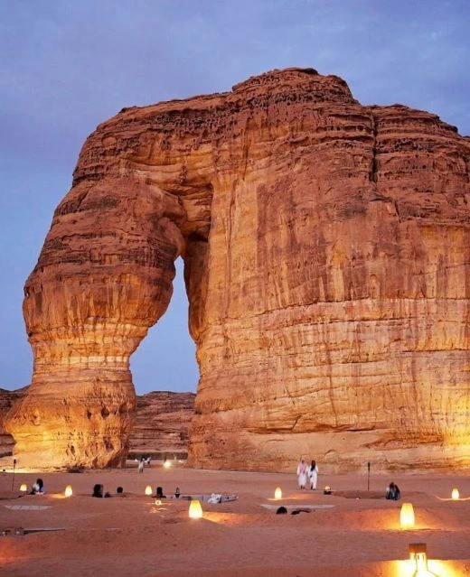 Impressionnante formation rocheuse naturelle éclairée sous le ciel d'Al-Ula.