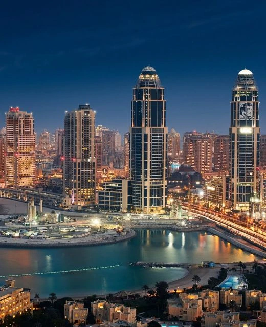 Vue nocturne illuminée des luxueuses tours résidentielles de The Pearl-Qatar.