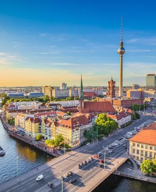 Panorama de Berlin avec la tour de télévision et les rives de la Spree.