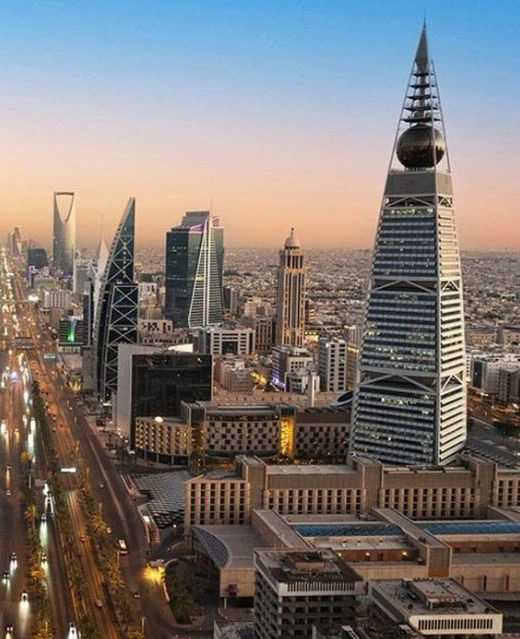 Architecture futuriste de la tour Al-Faisaliah surplombant Riyad.